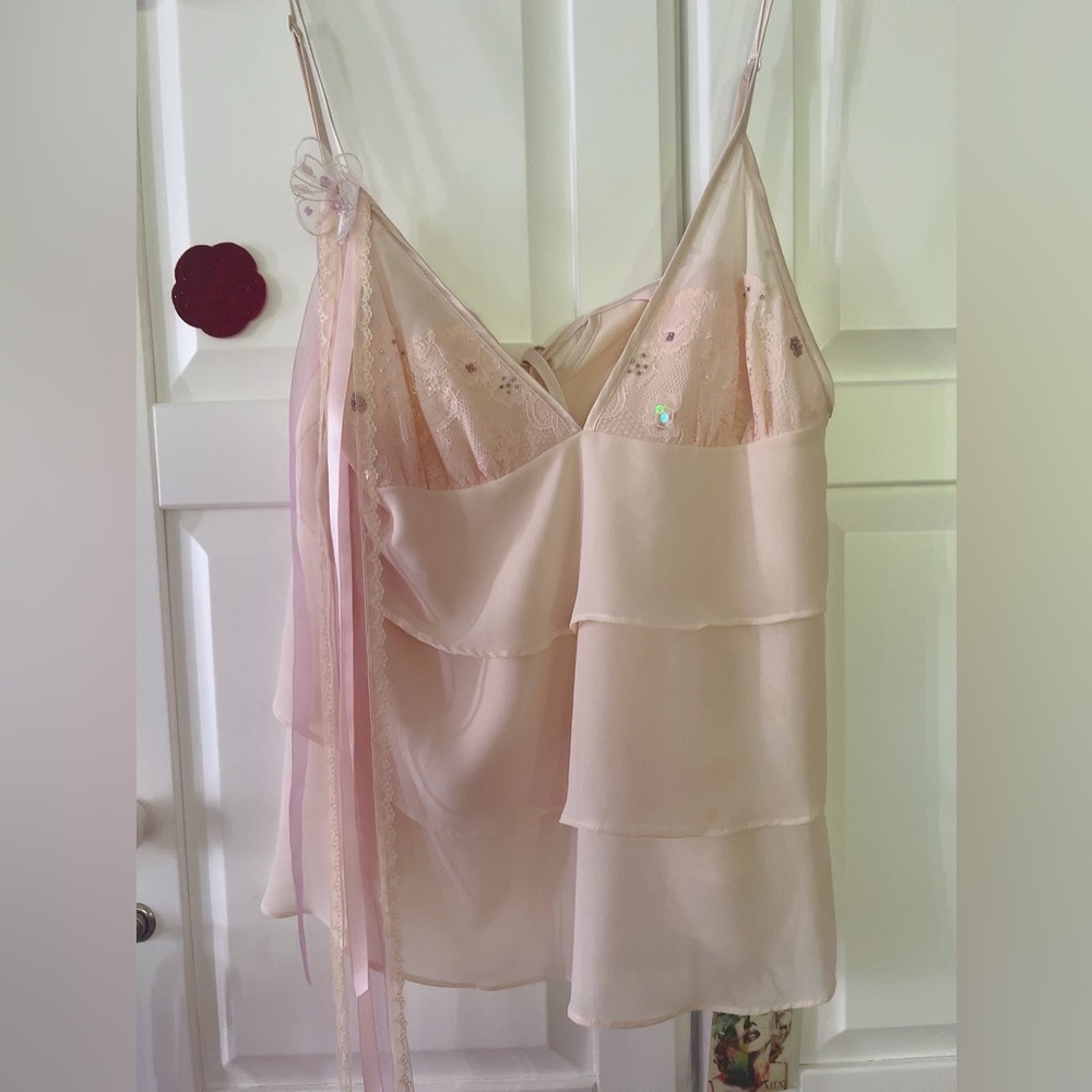 $10gift🍭🥰❤️NEW Super unique Silky flowery camisole. W match layers tie